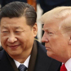 El presidente de China, Xi Jinping, y de EEUU, Donald Trump, durante un encuentro en Pekín.-ANDREW HARNIK (AP)