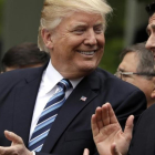 Trump y el presidente de la Cámara de Representantes, Paul Ryan, tras la aprobación de la reforma sanitaria, este jueves-AP / EVAN VUCCI