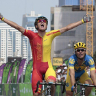 El ciclista español Luis León Sánchez celebra la victoria mientras cruza la línea de meta.-Foto: EFE