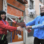 Aurora Angulo y Félix Hernández junto a la pastelería que regentan en la calle Zapatería.-VALENTÍN GUISANDE