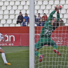 Aridane remata de cabeza y marca el único gol del partido, entre el Albacete y el Numancia, ayer, en el Carlos Belmonte.-AREA 11