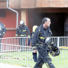 Uno de los bomberos, después de haber controlado y sofocado el fuego.-J. M. LOSTAU