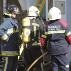 Los bomberos intervienen en un fuego en Vadillo.-HDS