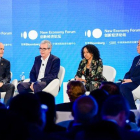 En la imagen, de izquierda a derecha: Carlos Brito, Pablo Isla, Sara Menker y Xie Zhenhua, durante el encuentro económico organizado por Bloomberg en Pekín.-
