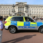 Un vehículo policial patrulla frente al Palacio de Buckingham, este sábado-REUTERS / PAUL HACKETT