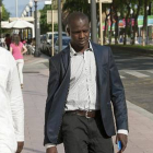 Ibrahim Sylla (derecha), hermano del mantero fallecido en Salou, a su entrada en los juzgados de Tarragona.-Foto:  XAVI MOLINER