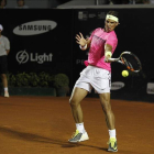 El tenista español Rafael Nadal devuelve una bola ante el brasileño Thomaz Bellucci durante la primera ronda del Abierto de Río 2015 en Río de Janeiro.-EFE