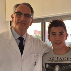 Marc Márquez, junto al doctor Xavier Mir, antes de abandonar el Institut Dexeus tras ser operado.-TWITTER