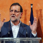 Rajoy atiende a los medios, el pasado martes, 4 de agosto, en La Palma del Condado (Huelva).-Foto:   AFP / CRISTINA QUICLER
