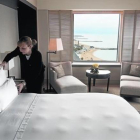 Una camarera de planta finaliza la limpieza de una habitación en un hotel de Barcelona.-FERRAN NADEU