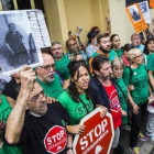 Miembros de la PAH protestan contra un desahucio en Valencia.-MIGUEL LORENZO