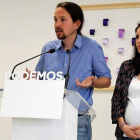 Pablo Iglesias e Irene Montero, al anunciar que consultarían a las bases de Podemos si debían dimitir.-VICTOR LERENA