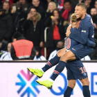 Mbappe celebra un gol del PSG con Neymar el 2 de noviembre ante el Lille.-AFP