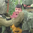 Soldados israelís detienen a un niño palestino de 8 años en Hebrón.-