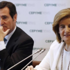 Fátima Báñez, ministra de Empleo, junto a Antonio Garamenti, presidente de CEPYME.-SERGIO BARRECHENEA / EFE