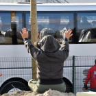 Un autocar con menores sale del campamento de Calais.-AFP / PHILIPPE HUGUEN