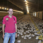 El promotor en las instalaciones de pollos, que se reconvertirán al pavo-V. Guisande