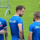 Varios jugadores de Islandia, en un entrenamiento.-EFE / CHRISTIAN CHARISIUS