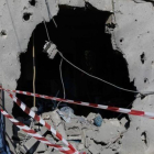 Un israelí inspecciona una casa dañada en la franja de Gaza.-COHEN MAGEN (AFP)