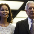 El escritor Mario Vargas Llosa y su pareja, Isabel Preysler, a su llegada este lunes a la cena con la que el escritor peruano y Premio Nobel de Literatura celebra su 80º cumpleaños en Madrid.-EFE / JUANJO MARTÍN