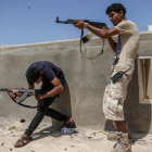 Combatientes de las tropas del Gobierno reconocido internacionalmente disparan sus armas durante un enfrentamiento con las fuerzas del autodenominado Ejército Nacional Libio, lideradas por el general Haftar.-AMRU SALAHUDDIEN (EUROPA PRESS)