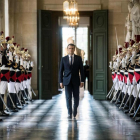 El presidente francés, Emmanuel Macron, camina por la Galería de los Bustos del Palacio de Versalles, en julio pasado.-/ ETIENNE LAURENT / AFP