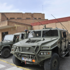 Los vehículos militares en la estación de autobuses. VALENTÍN GUISANDE