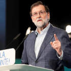 Mariano Rajoy,  en un mitin en Sevilla.-EFE / JOSÉ MANUEL VIDAL