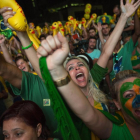 Detractores de Rousseff celebran en la calle el resultado de la votación en la Cámara de los Diputados, en Sao Paulo.-EFE / SEBASTIAO MOREIRA