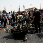 La gente se reúne en el lugar en el que ha estallado la bomba en Ciudad Sadr, Bagdad.-WISSM AL-OKILI / REUTERS