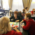 Clientes de la Imserso pasan el rato jugando al parchís en un hotel.-DAVID BORRAT (CLICK ART)