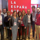 Ibán García (segundo izda.) e Iratxe García (cuarta izquierda) con Sánchez, Barcones y otros socialistas, ayer en Madrid.-- E. M.