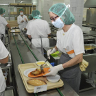 Un grupo de personas preparan la comida en el Hospital, en una imagen de ayer.-VALENTÍN GUISANDE