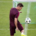 Un futbolista juega con un balón.-