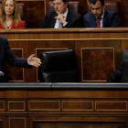 Cristóbal Montoro, en el banco azul del Congreso de los Diputados, junto a Mariano Rajoy.-EL PERIÓDICO
