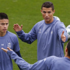 Cristiano Ronaldo, James y Pepe durante el entrenamiento de este lunes en la ciudad deportiva del Madrid.-EFE / PACO CAMPOS
