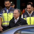 Miguel Bernard sale de la sede de Manos Limpias, el pasado viernes, detenido por la policía.-JOSE LUIS ROCA