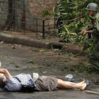 Kenji Nagai de APF intenta tomar fotografías cuando sale herido después de que la policía y los oficiales militares le dispararan durante una manifestación (2007).-REUTERS