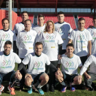La subdelegada, los rectores del Numancia, su técnico, jugadores y los responsables de la lucha contra la violencia de género, ayer, en Los Pajaritos.-MARIO TEJEDOR