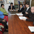 Carlos Martínez se reunió ayer con los vecinos de San Pedro en el local de la asociación. / VALENTÍN GUISANDE-