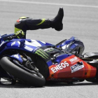 Así fue como Valentino Rossi (Yamaha) rodó por los suelos en Sepang, entregándole la victoria a Marc Márquez (Honda).-MILAGRO / TINO MARTINO