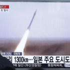 Un hombre sigue por televisión el lanzamiento del misil.-AP / Ahn Young-joon