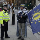 Un policía británico habla con un manifestante anti-brexit en Londres.-AP/ MATT DUNHAM