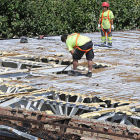 Varios operarios trabajan en el desmontaje del tejado de la Juventud. / VALENTÍN GUISANDE-