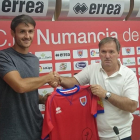 Unai Elgezabal posa junto al vicepresidente Eduardo Rubio con motivo de su presentación como nuevo jugador numantino.-C.D. NUMANCIA