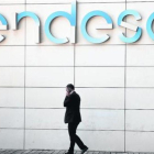 Un hombre pasa por delante de la sede principal de Endesa, en Madrid.-REUTERS / ANDREA COMAS