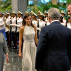 Los Reyes, recibidos por el presidente cubano, Miguel Díaz-Canel, y su esposa, en La Habana.-AFP / YAMIL LAGE