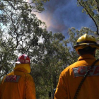 Bomberos trabajan en la extinción de un fuego en Nueva Gales del Sur, en Australia.-EFE