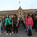 La ’performance’ viral ’Un violador en el camino’, coreografiada en la plaza del Zócalo de Ciudad de México, el pasado día 29. /-EFE / SASHENKA GUTIERREZ