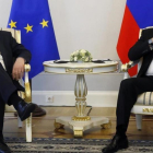 El presidente ruso  Vladimir Putin conversa con el presidente de la Comision Europea Jean-Claude Juncker durante su reunion en el palacio Konstantinovsky de San Petersburgo.-EFE / SERGEI CHIRIKOV